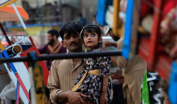 دنیا بھر میں آج فادرز ڈے منایا جا رہا ہے، باپ کی محبت اور اثر و رسوخ کو خراجِ تحسین
