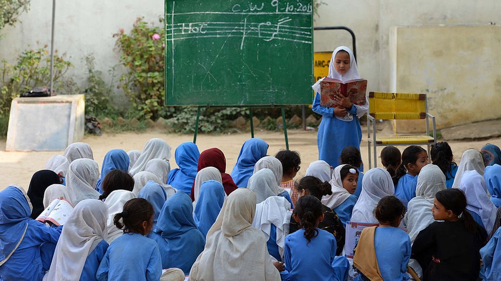 تعلیم پر صرف 0.8 فیصد بجٹ مختص کیا گیا، جس کے نتیجے میں اسکولوں میں داخلے کی شرح میں نمایاں کمی دیکھنے میں آئی۔